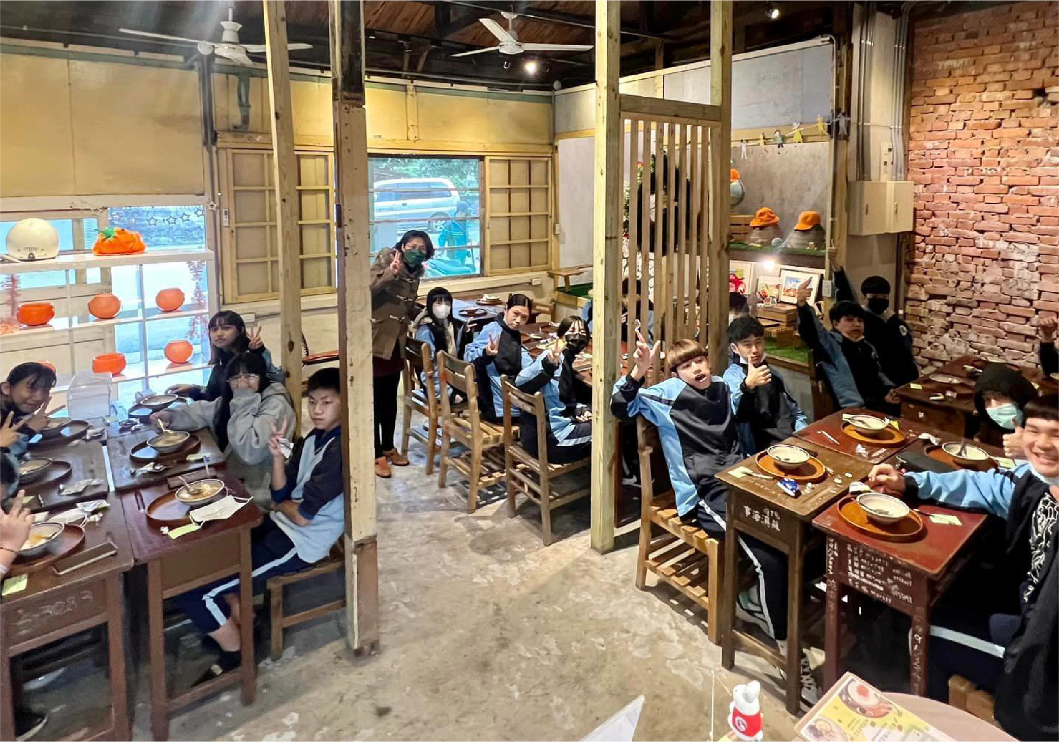 在地師生在寒冷冬天，享用暖暖的豆花