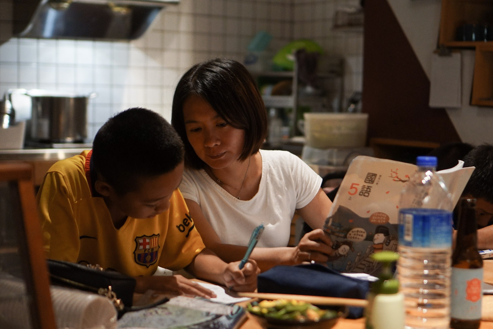 夜間課輔｜進行夜間課業輔導，協助孩童跟上課業進度，補足基本學力與陪伴需求