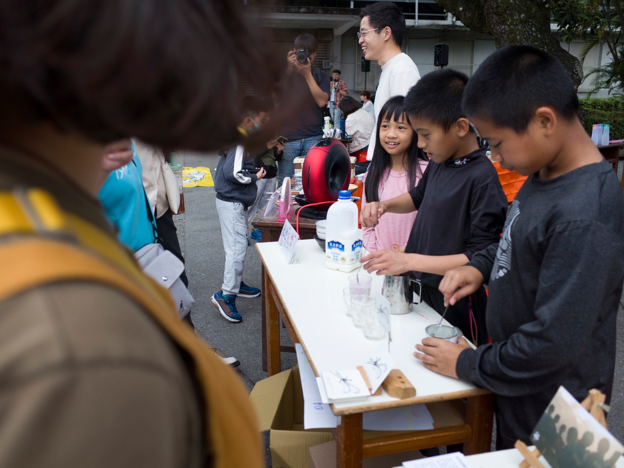 孩子們的現摘桑椹牛奶，成為熱門攤位