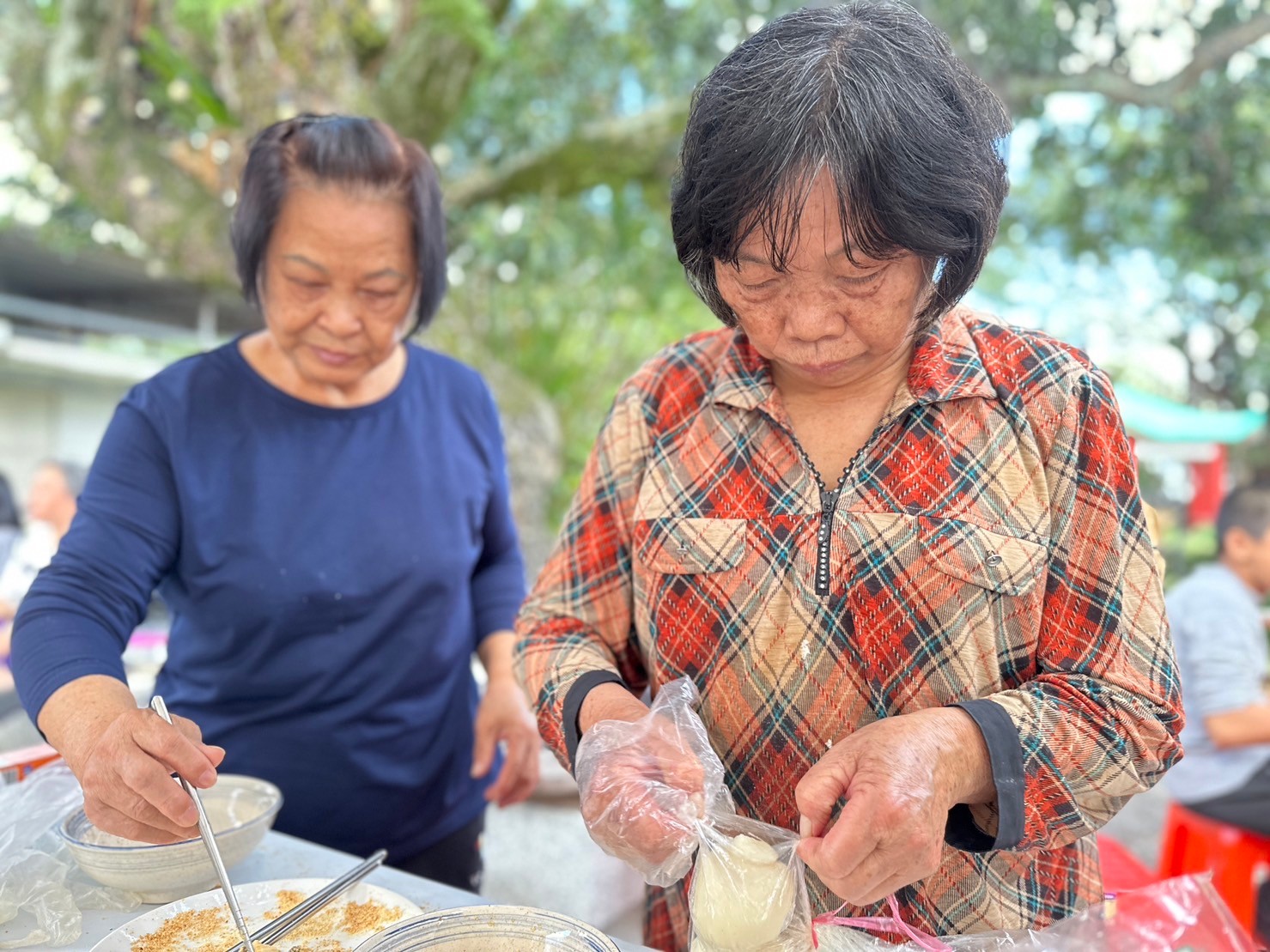 下午的料理工作坊，吳媽媽為大家手工製作軟QQ的傳統手工麻糬和蘿蔔糕，令人口水直流！
